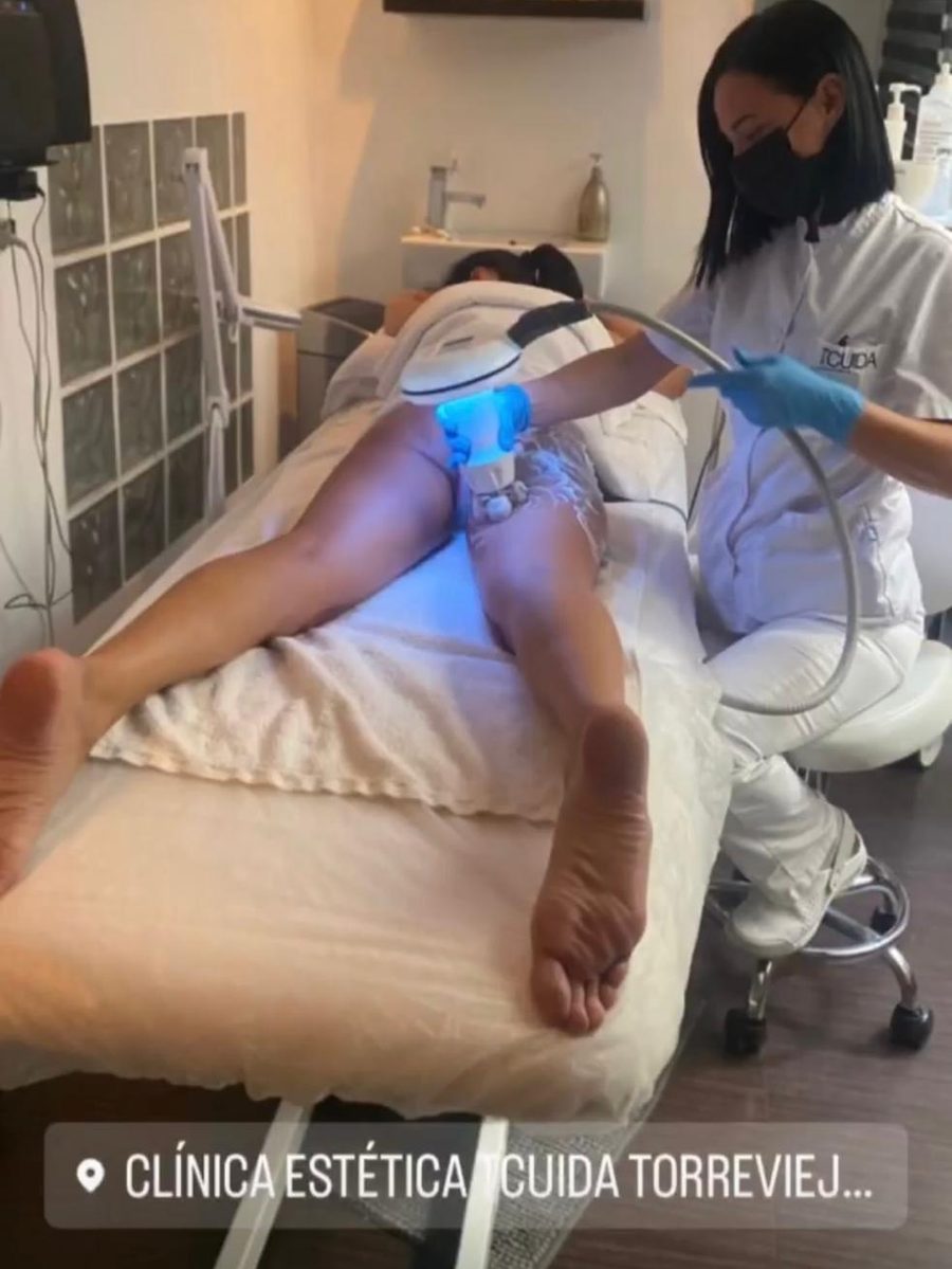 Sesión de tratamiento facial en una cabina de TCuida Torrevieja